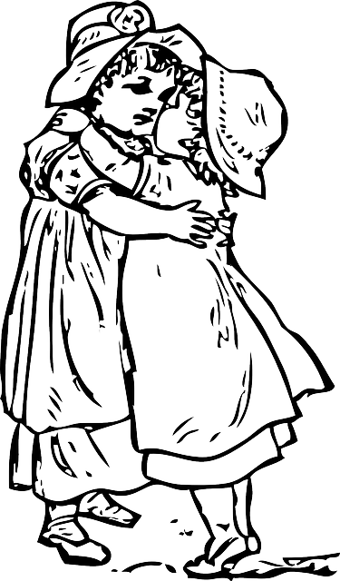 deux enfants enlacées.
