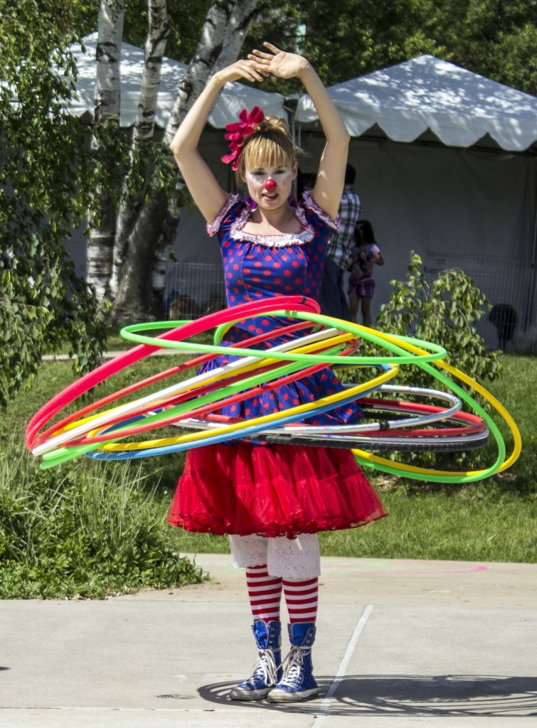 Clown faisant du hula hoop