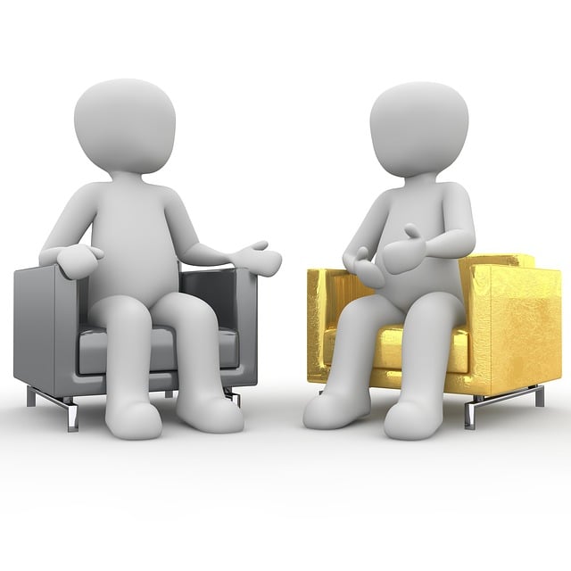 Deux personnages dans des fauteuils