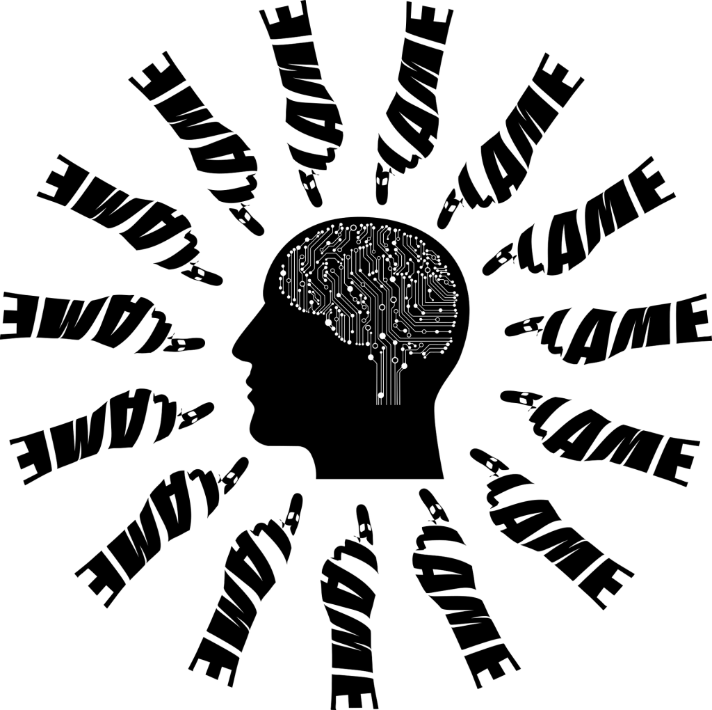 De multiples bras pointent vers une tête