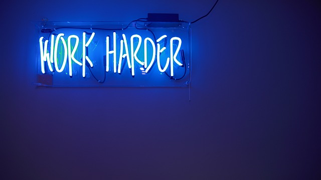néon "work harder" = travaille plus dur