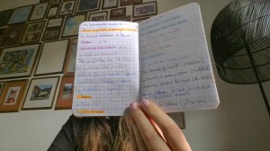 Une liste de titres, manuscrite, sur un petit carnet